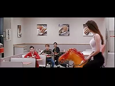ბიუსტი ქერა ლამაზ შეყვარებულს იზიარებს