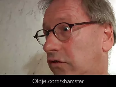 შეღებილი ფხვიერი ჯოანა ანგელოზი აყვავებს საკმაოდ შავ გოგოს